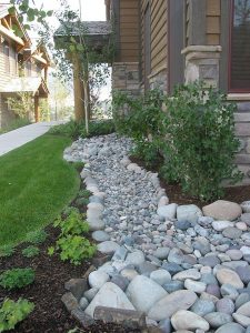 20+ Inspiring Dry Riverbed Landscaping Ideas in 2020